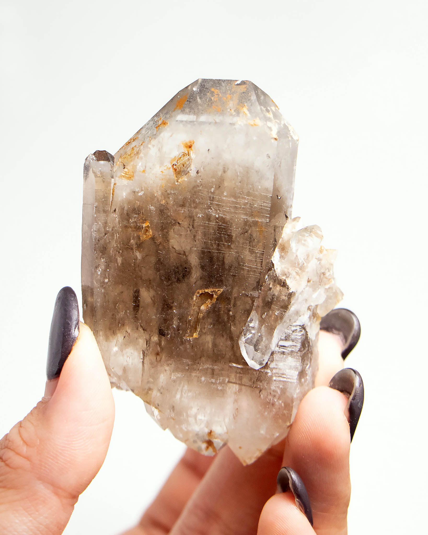 波士尼亞煙晶，以漸層色澤與自癒痕跡聞名，溫柔卻堅毅，象徵療癒能量、穩定力量與自我修復後的再生轉化。