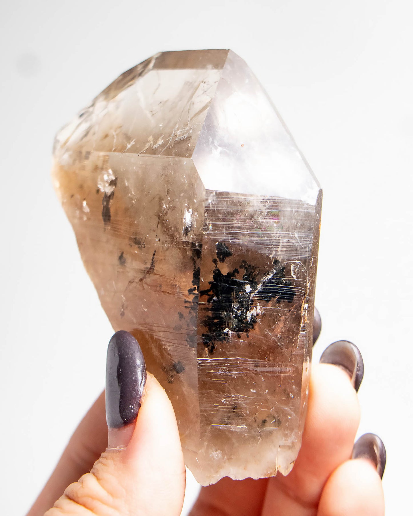 波士尼亞煙晶，象徵療癒能量、穩定力量與自我修復後的再生轉化。