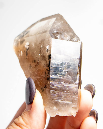 波士尼亞煙晶，象徵療癒能量、穩定力量與自我修復後的再生轉化。