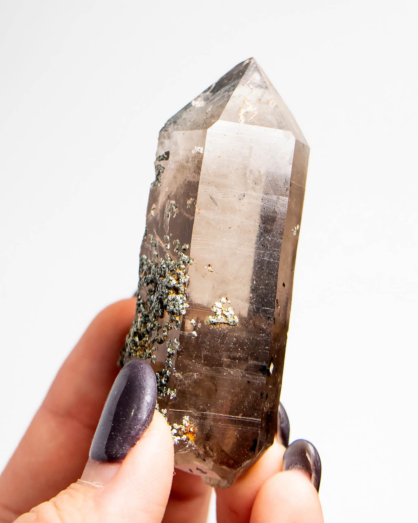 波士尼亞煙晶，以漸層色澤與自癒痕跡聞名，象徵療癒能量、穩定力量與自我修復後的再生轉化。