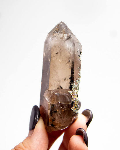 波士尼亞煙晶，以漸層色澤與自癒痕跡聞名，象徵療癒能量、穩定力量與自我修復後的再生轉化。