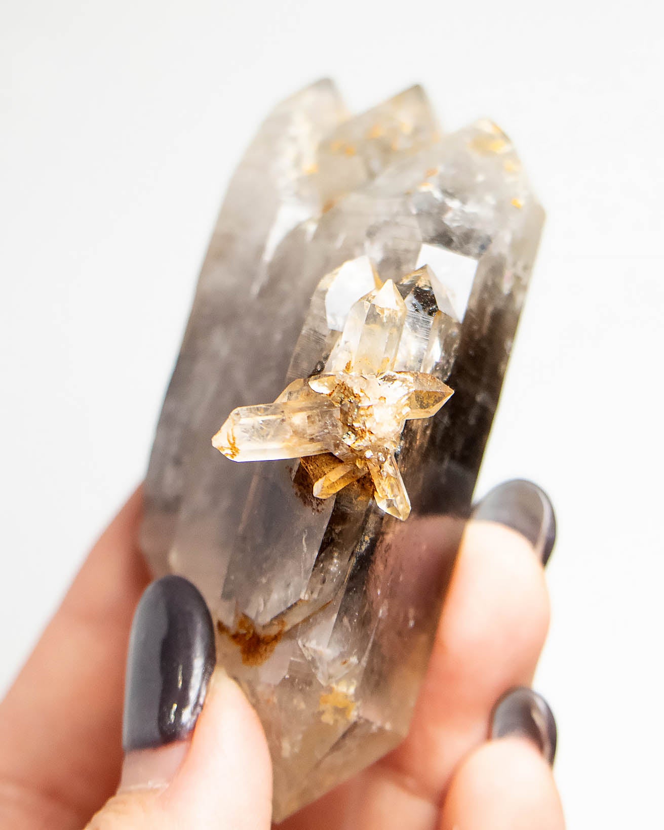 波士尼亞煙晶，象徵療癒能量、穩定力量與自我修復後的再生轉化。